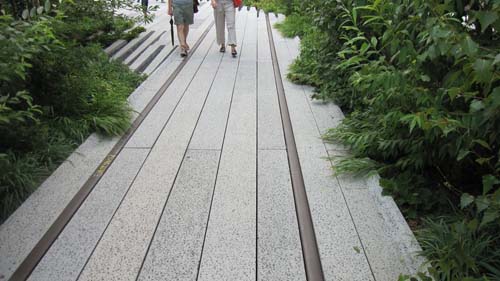 High Line path among the rails