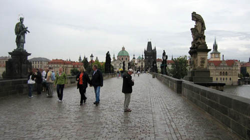 Karluv most: Click on picture for panoramic view packed with tourists