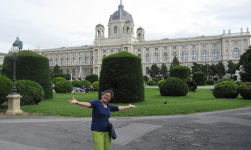 Laura in front of the Fine Art History Museum