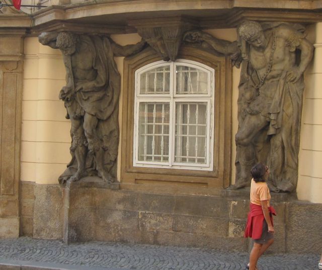 Two statues lifting a ledge